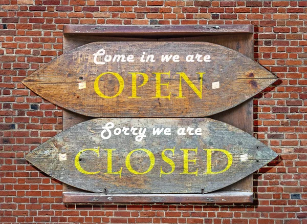 Wooden signs - Yellow Open and Closed hanged on brick wall — Stock Photo, Image