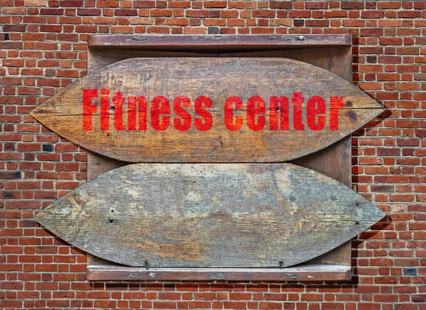 Fitness Center Placa velha de madeira pendurada no fundo da parede de tijolo — Fotografia de Stock