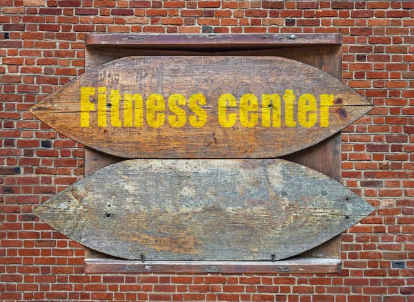 Fitness Center houten oude teken opgehangen op bakstenen muur achtergrond — Stockfoto