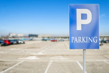 Mavi arka plan bulanık arabalar işaretiyle otopark