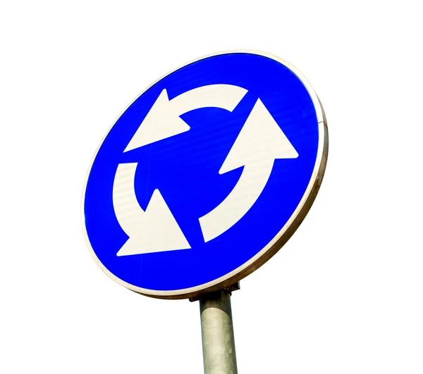 Niebieski Ronda skrzyżowanie dróg ruchu znak na białym tle — Zdjęcie stockowe