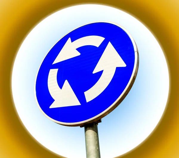 Rond-point bleu panneau de signalisation routière isolée — Photo