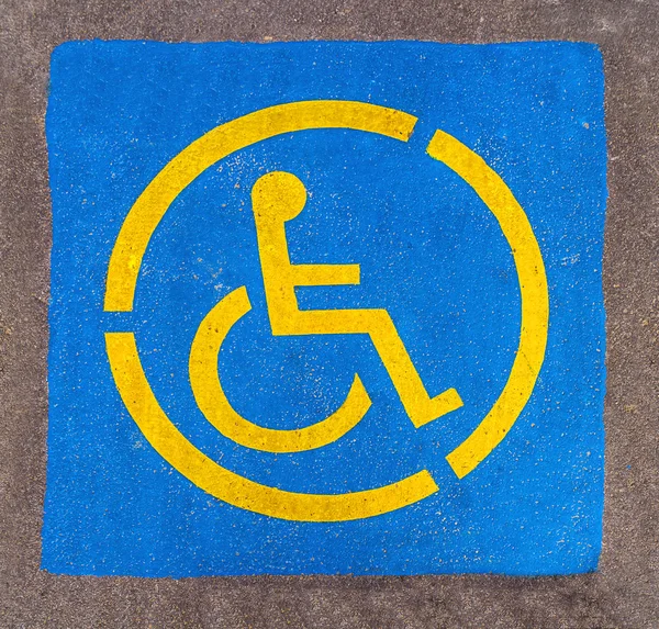 Sinal de estacionamento para deficientes no asfalto, pessoas com deficiência — Fotografia de Stock