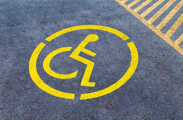 Знак парковки для инвалидов на асфальте, лиц с ограниченными возможностями — стоковое фото