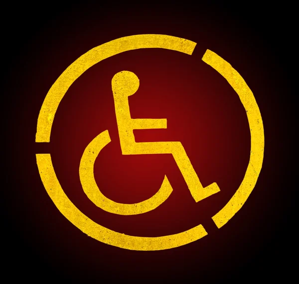 Handicap żółty parking znak na asfalt, osób niepełnosprawnych, na tle czarnym i czerwonym tle — Zdjęcie stockowe