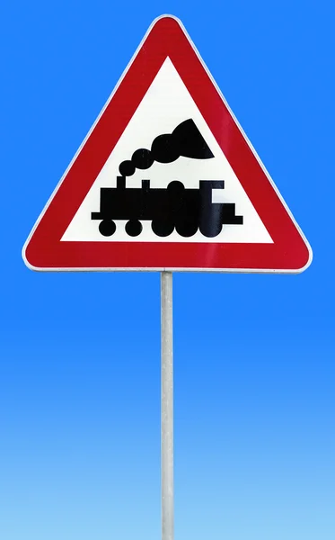 Señal de cruce del nivel del ferrocarril sin barrera o puerta por delante de la carretera en barra contra el cielo azul —  Fotos de Stock