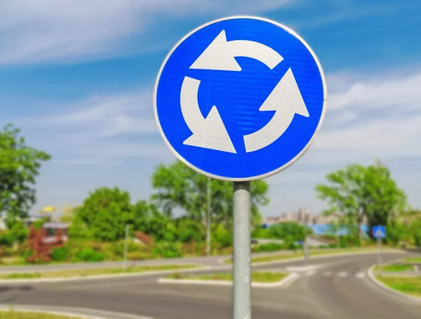 Roter Kreisverkehr Kreuzung Verkehrszeichen — Stockfoto