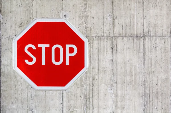 Rode stopbord op een betonnen wand — Stockfoto