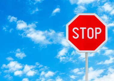 Dur işareti mavi gökyüzü arka plan