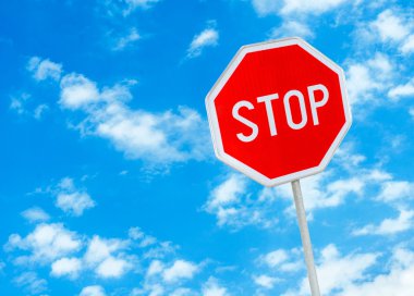 Dur işareti mavi gökyüzü arka plan