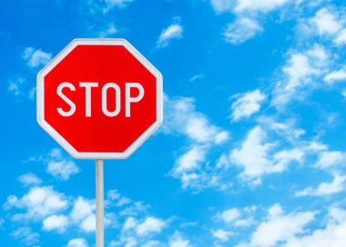 Dur işareti mavi gökyüzü arka plan