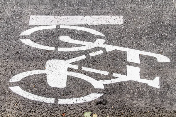 Sinal de estrada de bicicleta branca no asfalto — Fotografia de Stock