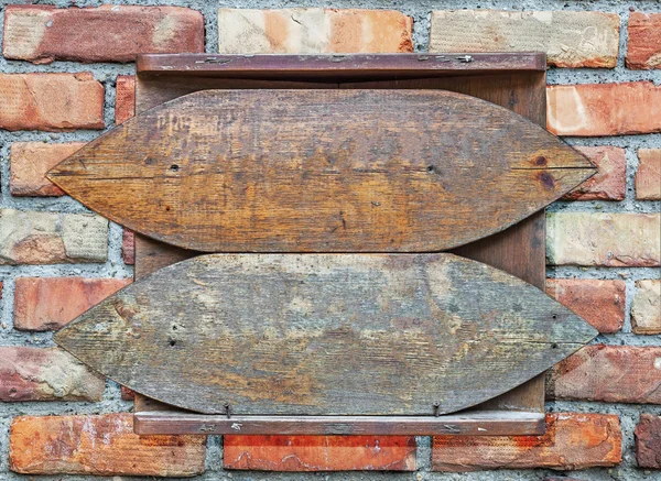 Hölzernes altes Schild hing an Backsteinmauer Hintergrund — Stockfoto