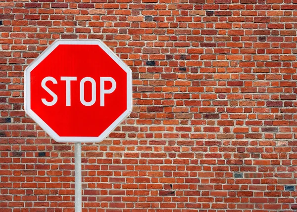 Stopbord op een bakstenen muur achtergrond — Stockfoto