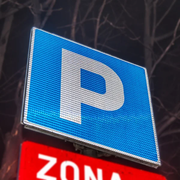 Parkoviště s počtem autorizovaných parkovací značka — Stock fotografie