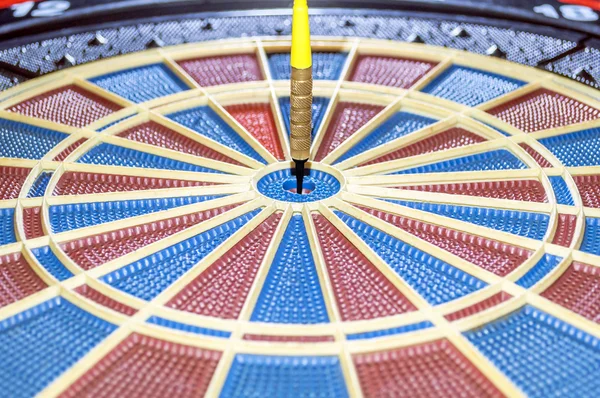 Dart in bulls eye of dartboard — Stock Photo, Image