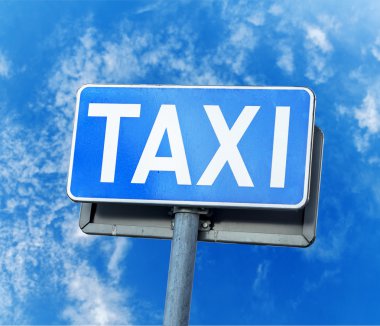 Mavi gökyüzü karşı izole mavi taksi sokak tabelası