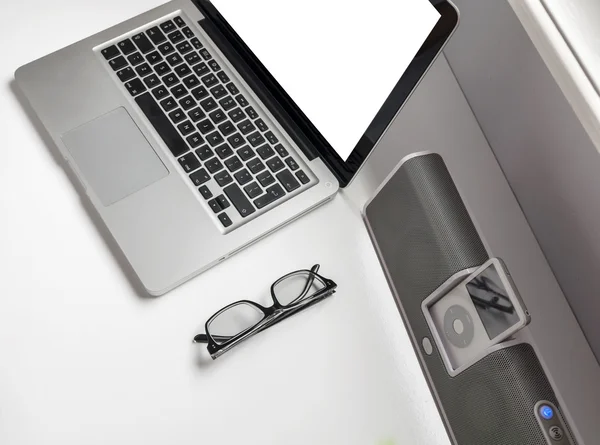 Portátil de negocios y pantalla en blanco en escritorio de madera con gafas y estéreo —  Fotos de Stock