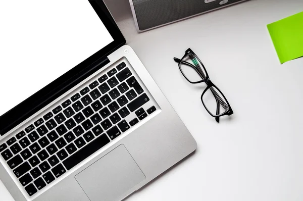 Portátil de negocios y pantalla en blanco en escritorio de madera con gafas y estéreo —  Fotos de Stock