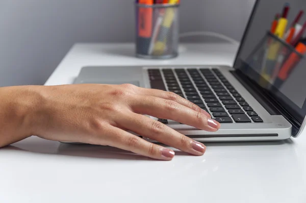 Mão de mulher de negócios trabalhando em computador portátil de tela em branco na mesa de madeira como conceito — Fotografia de Stock