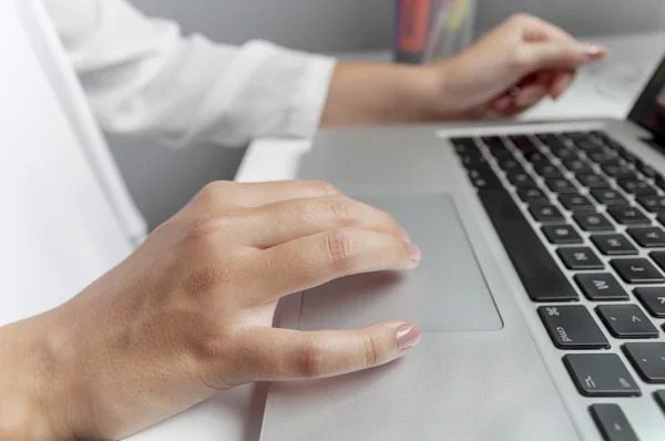 Mão de mulher de negócios trabalhando em computador portátil de tela em branco na mesa de madeira como conceito — Fotografia de Stock