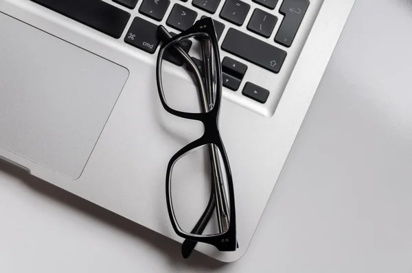 Óculos de empresário em computador portátil — Fotografia de Stock