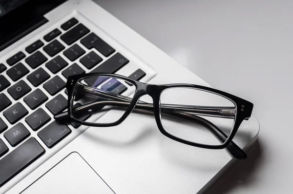 Gafas de hombre de negocios en computadora portátil —  Fotos de Stock