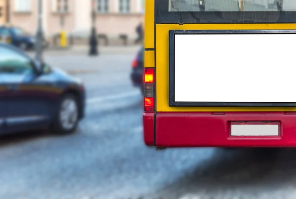 Cartelera en blanco en la parte posterior de un autobús para su publicidad —  Fotos de Stock