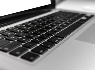 Ahşap beyaz masa üstünde laptop klavye