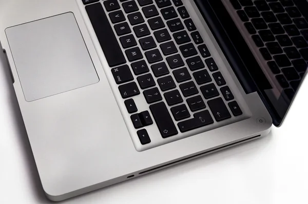 Laptop na mesa branca de madeira — Fotografia de Stock