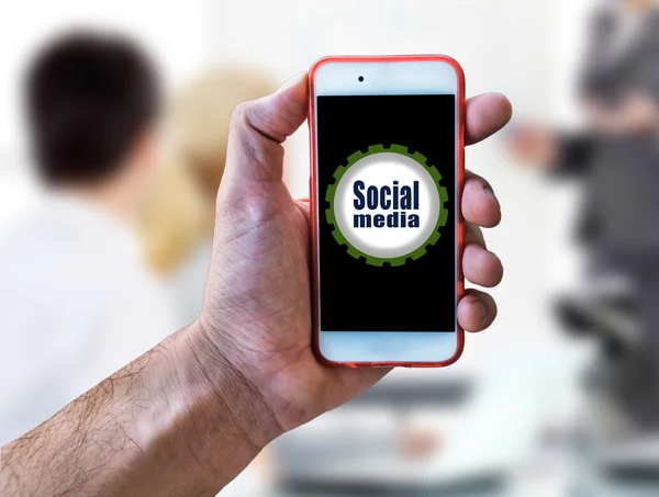 Κοινωνική Media Marketing έννοια χέρι που κρατά το κινητό — Φωτογραφία Αρχείου