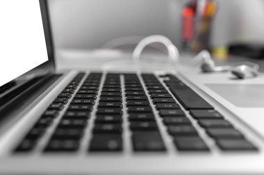 Laptop klavye kulaklık ile beyaz masa üzerinde yukarıdan kapatın