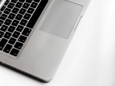 Laptop klavye üstten görünüm beyaz masa