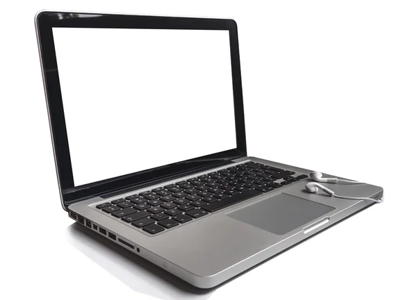 Laptop klavye üstten görünüm üzerinde beyaz izole kulaklık ile beyaz masa — Stok fotoğraf