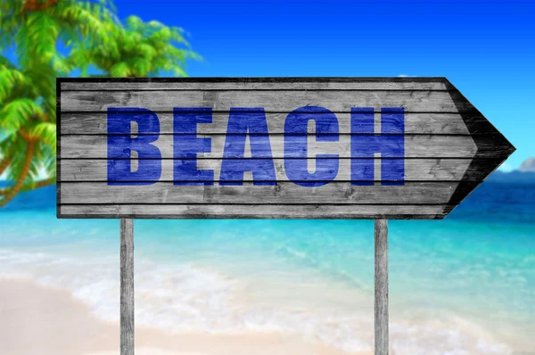 Παραλία ξύλινη ταμπέλα με μια παραλία σε φόντο — Φωτογραφία Αρχείου