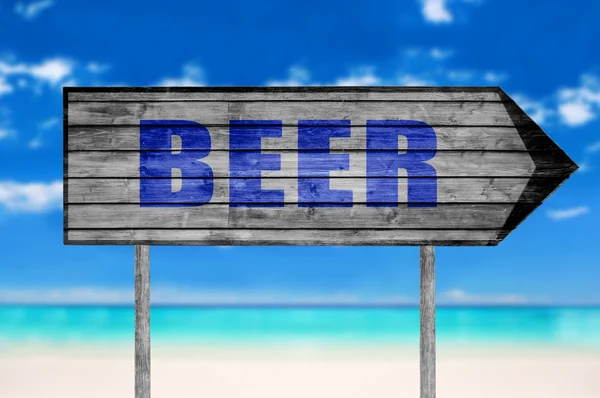 Bier Holzschild mit auf einem Strand Hintergrund — Stockfoto