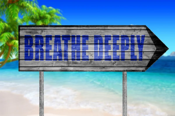 Respirar Señal de madera profunda con una playa en el fondo —  Fotos de Stock