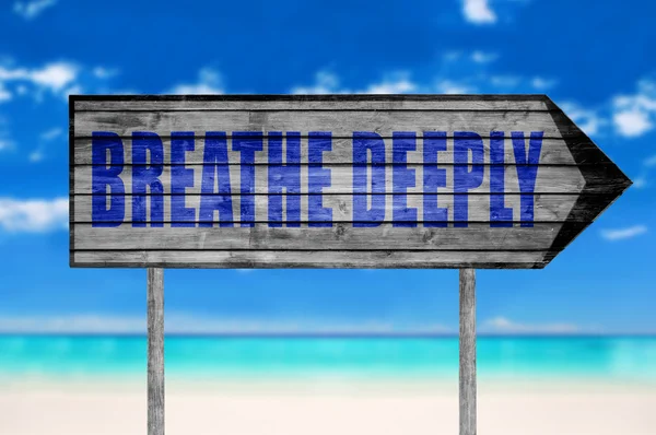 Respirar Señal de madera profunda con una playa en el fondo —  Fotos de Stock