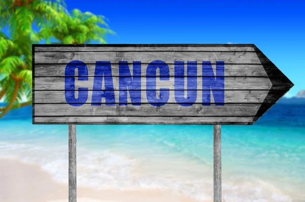 Cartel de madera de Cancún con fondo de playa — Foto de Stock