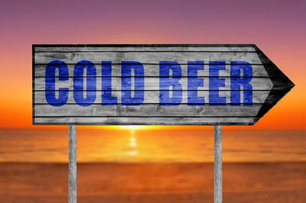 Kalte Bier Holzschild mit auf einem Strand Hintergrund — Stockfoto
