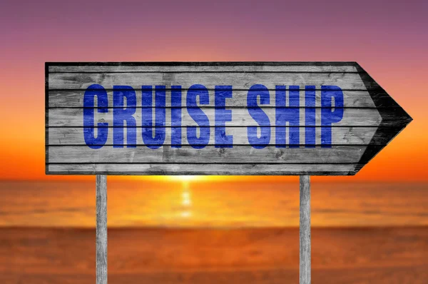 Cruise schip houten bord met op de achtergrond van een strand — Stockfoto