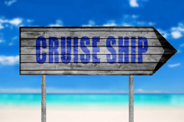 Cruise schip houten bord met op de achtergrond van een strand — Stockfoto