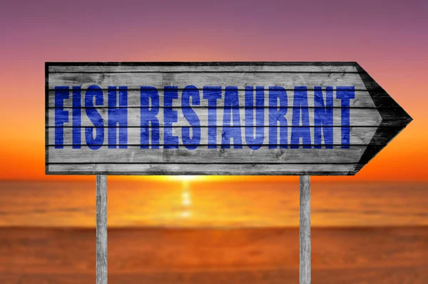 Cartel de madera del restaurante Fish con fondo de playa — Foto de Stock