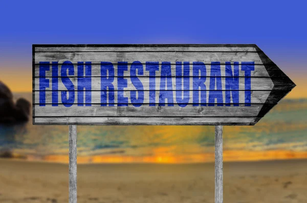 Cartel de madera del restaurante Fish con fondo de playa — Foto de Stock