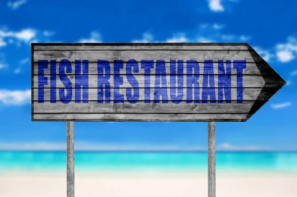 Cartel de madera del restaurante Fish con fondo de playa — Foto de Stock