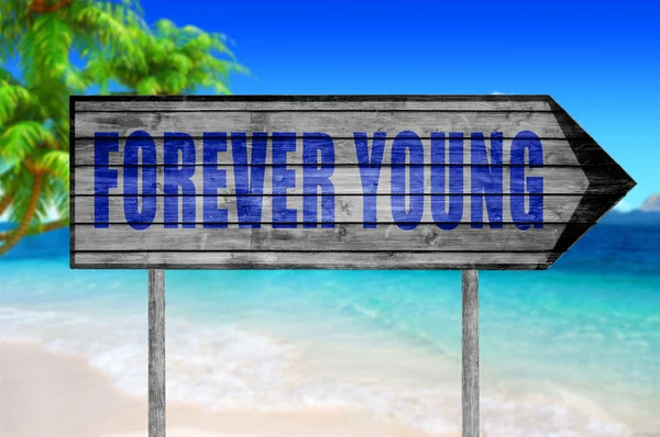 Forever Young-skilt med strandbakgrunn – stockfoto