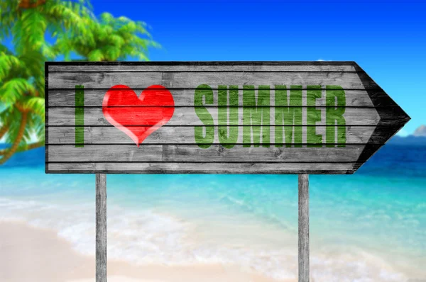 Grün ich liebe Sommer Holzschild auf einem Strand Hintergrund — Stockfoto