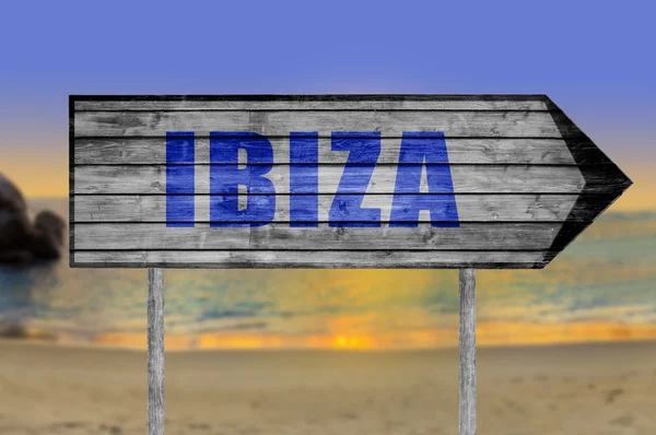 Ibiza drewniany znak z plaży tło — Zdjęcie stockowe