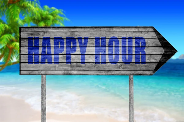 Happy Hour Holzschild mit einem Strand im Hintergrund — Stockfoto