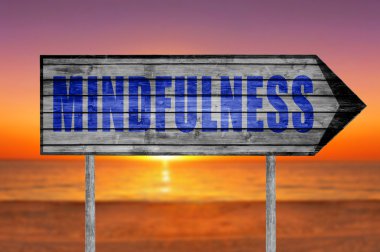 Mindfulness ahşap arka plan kumsalda işaretiyle